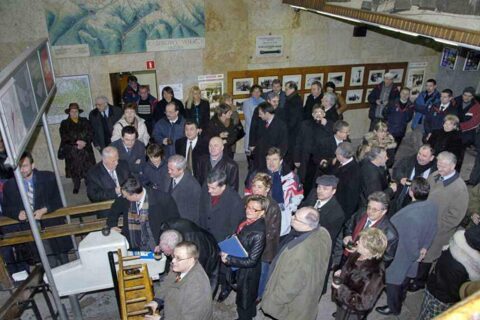 Goście oczekujący na wjazd koleją
