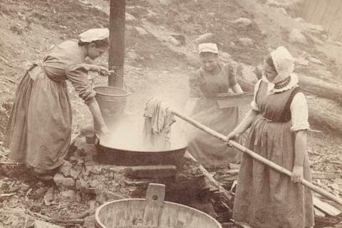Uczennice Szkoły Domowej Pracy Kobiet gotujące bieliznę (fot. arch. Muzeum Tatrzańskiego)