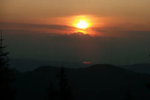 Nad Zakopanem zapada  noc
