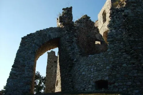 Skalka hrad Hrusov J