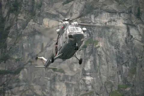 HELIKOPTER NAD MORSKIM OKIEM