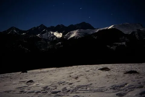 W świetle księżyca. Tatry Wysokie nocą - widok z Rusinowej Polany