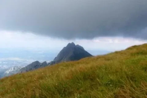 widok na Giewont z ... w sierpniu 2009 z groźną chmurą