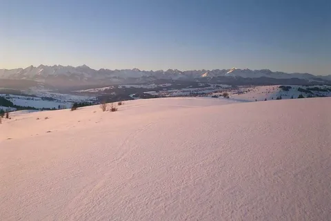 Panorama Tatr o wschodzie słońca ze szczytu Czarnej Góry