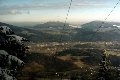 Widok z Lubonia (w tle Śnieżnica i Ćwilin, w dole Mszana Dolna