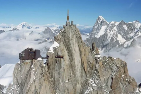 Aiguille du Midi (3842m n.p.m.) - Tu wieżdza najwyższa kolejka linowa w Europie.