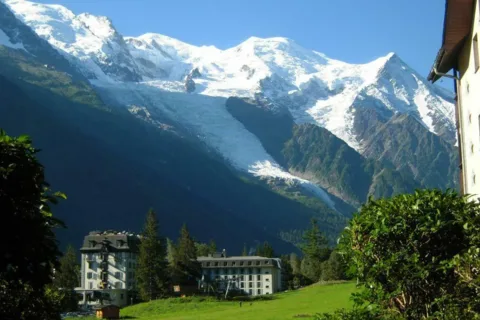 Widok z Chamonix na masyw Mount Blanc.