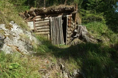 partizanske bunkre Ilanovska dolina nad Ciernym kamenom
