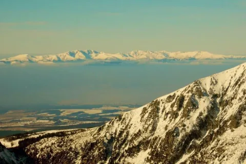 Dumbierske Nizke Tatry ponad Patriu Vysoke Tatry