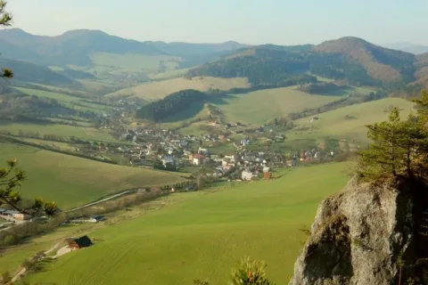 Sulovsko-hradnianska kotlina Sulov-Hradna Sulovske vrchy zo Sulovskych skal