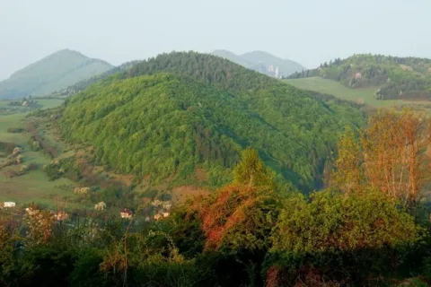 Rano nad Lednickou dolinou vzadu Chotuc Vrsatec Chmelova