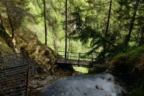 Nad Zavojovym vodopadom