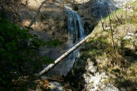 Zavojovy vodopad vrch