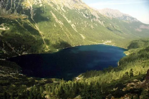Widok z Czarnego Stawu na Morskie Oko