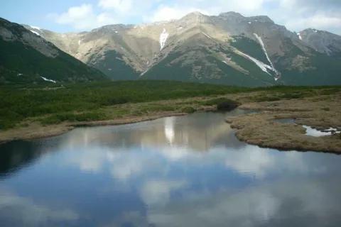 Trojrohe pleso,  w tle Tatry Bielskie