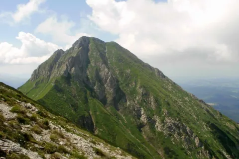 Widok na Hawrań (2152m n.p.m.) z Płaczliwej Skały (2142m n.p.m.)