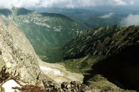 Widok z Przełęczy Stolarczyka na Dolinę Czarną Jaworową