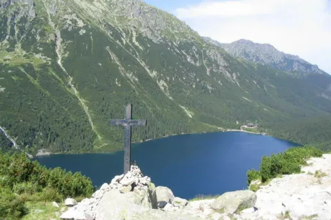 Krzyż nad Czarnym Stawem pod Rysami