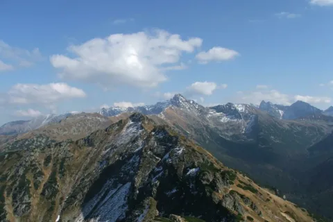 Widok na Tatry Wysokie z podejścia na Suchy Wierch Kondracki