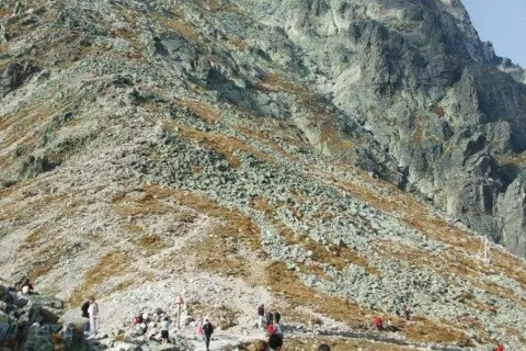 --- pretoze do Lomnickeho sedla sa da vyviezt bez namahy