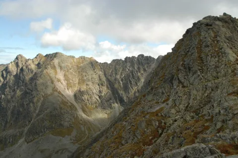W DRODZE NA ORLĄ PERĆ-WIDOK NA  GRANATY I CZARNE ŚCIANY JESIEŃ 2011