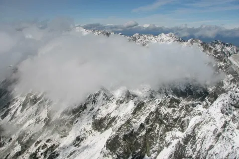obłoczek  nad szczytami