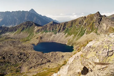 Zadni Staw w Dolinie Pięciu Stawów Polskich. Widok z Zawratu