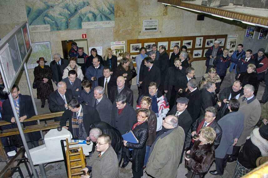 Goście oczekujący na wjazd koleją