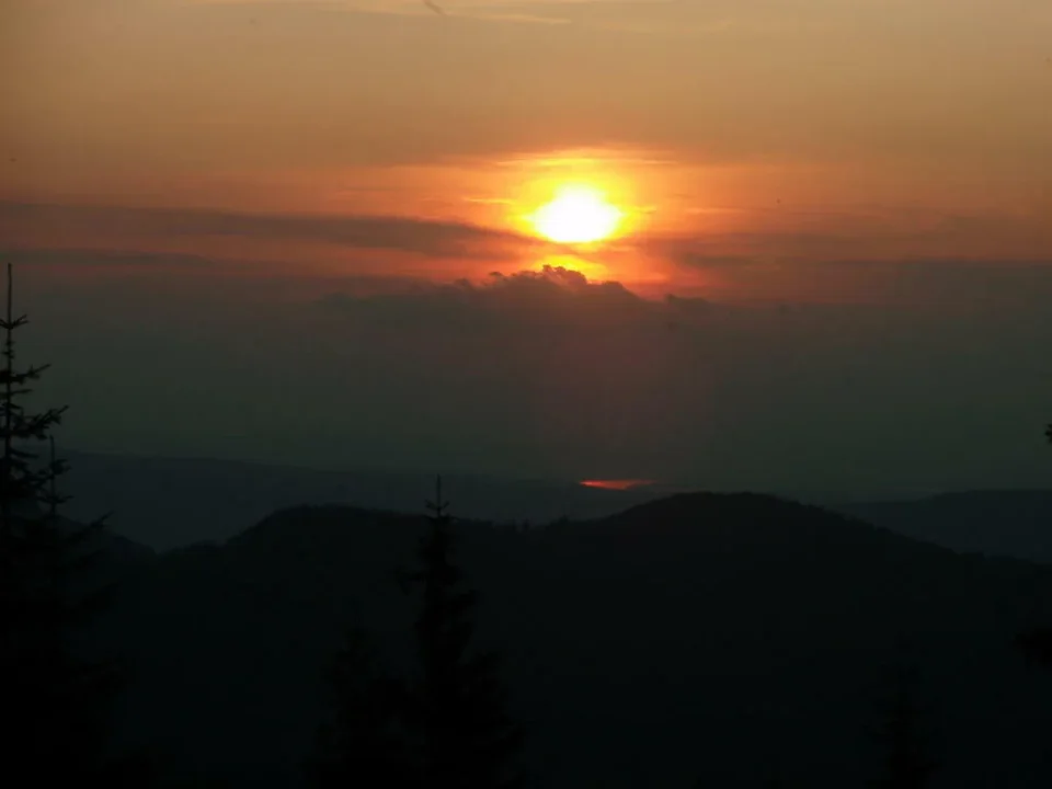 Nad Zakopanem zapada  noc