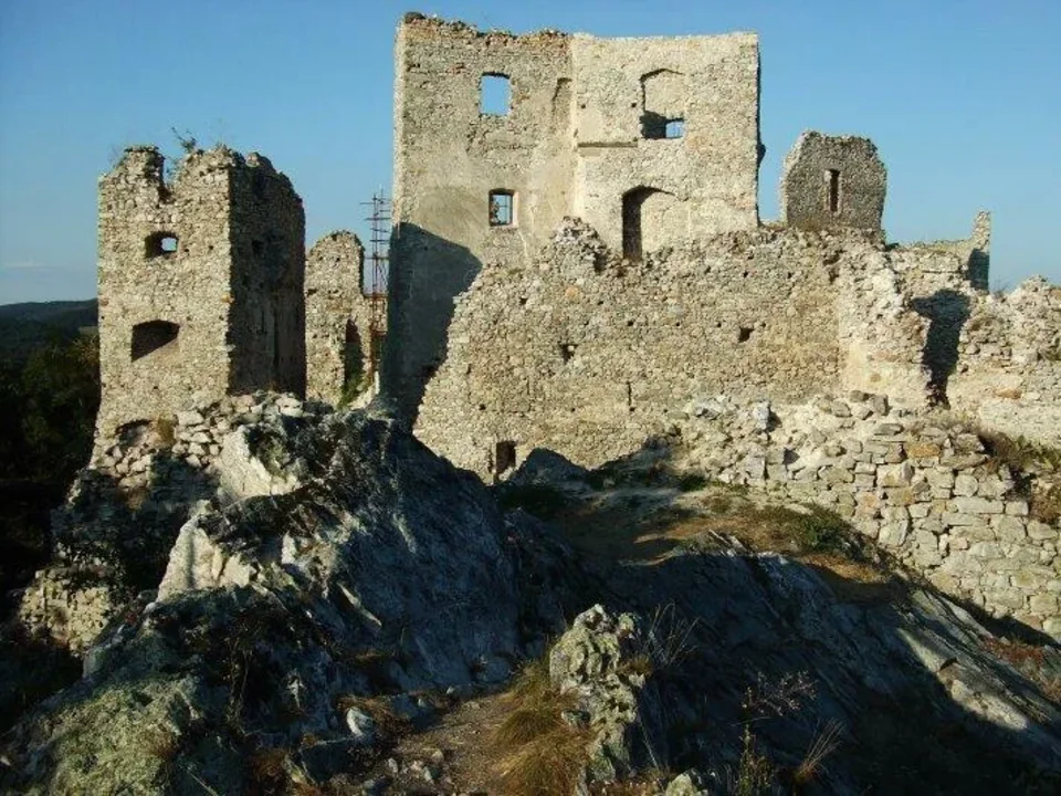 Skalka hrad Hrusov Z