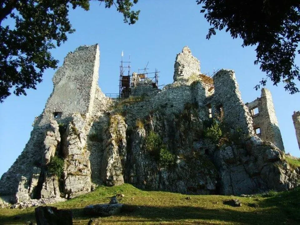 Skalka hrad Hrusov S