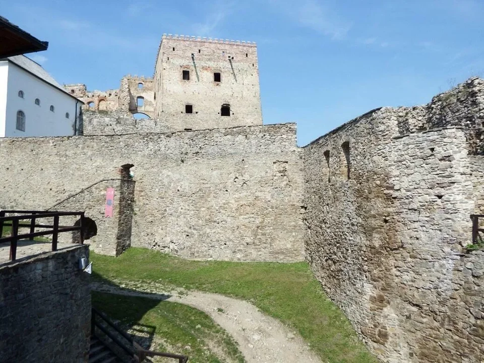 ruiny zamku w Starej Lubowli