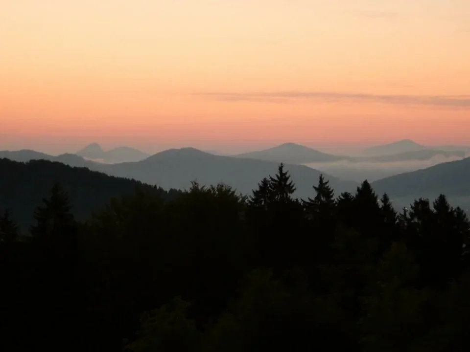 Sulovske vrchy na svitani z Keblia nad Puchovom