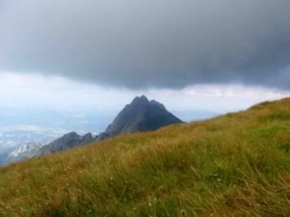 widok na Giewont z ... w sierpniu 2009 z groźną chmurą