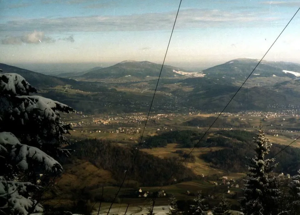 Widok z Lubonia (w tle Śnieżnica i Ćwilin, w dole Mszana Dolna