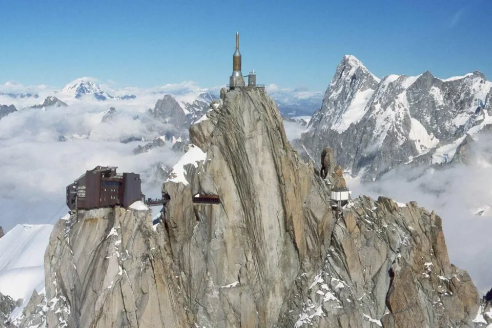 Aiguille du Midi (3842m n.p.m.) - Tu wieżdza najwyższa kolejka linowa w Europie.