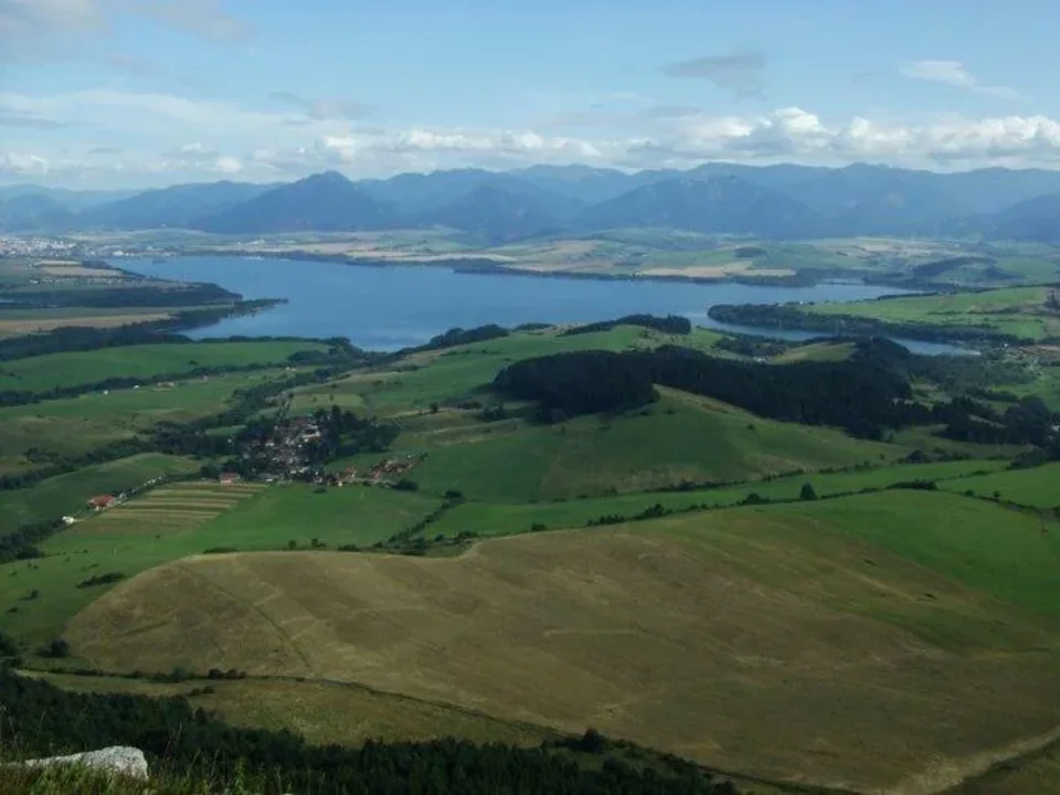 Izipovce Liptovska Mara Nizke Tatry zo stola Cerenovej