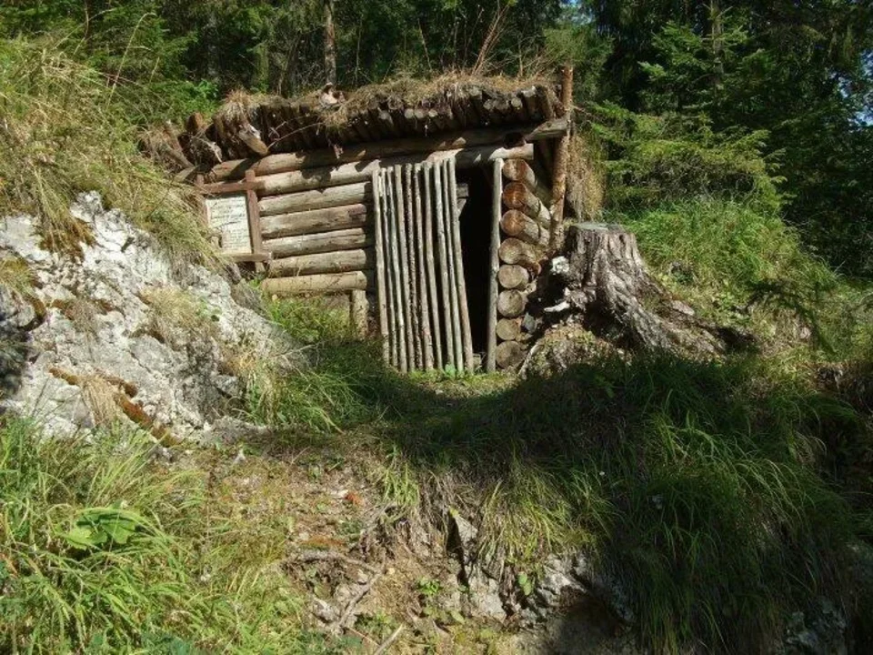 partizanske bunkre Ilanovska dolina nad Ciernym kamenom