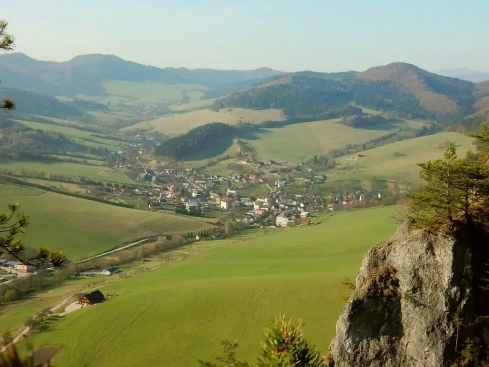 Sulovsko-hradnianska kotlina Sulov-Hradna Sulovske vrchy zo Sulovskych skal