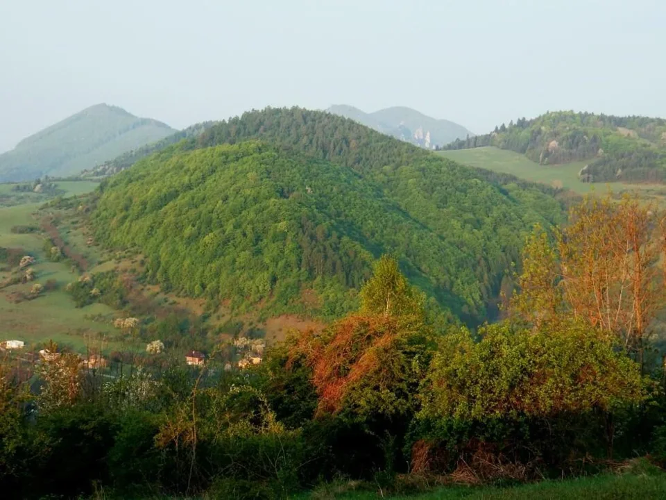 Rano nad Lednickou dolinou vzadu Chotuc Vrsatec Chmelova