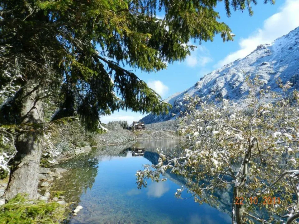 W tle schronisko Morskie Oko