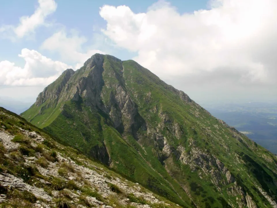 Widok na Hawrań (2152m n.p.m.) z Płaczliwej Skały (2142m n.p.m.)