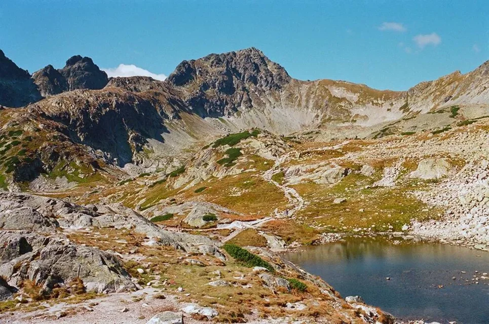 Świstowy Szczyt nad Doliną Staroleśną (z lewej Dzika Turnia)