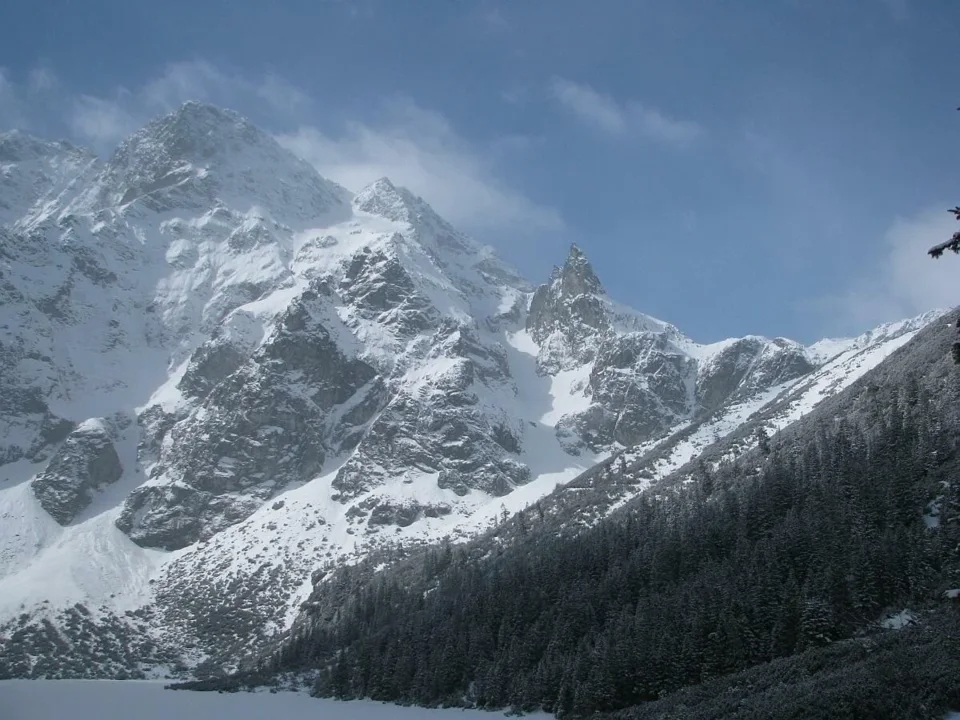 Mnich z tarasu Schroniska w Morskim Oku