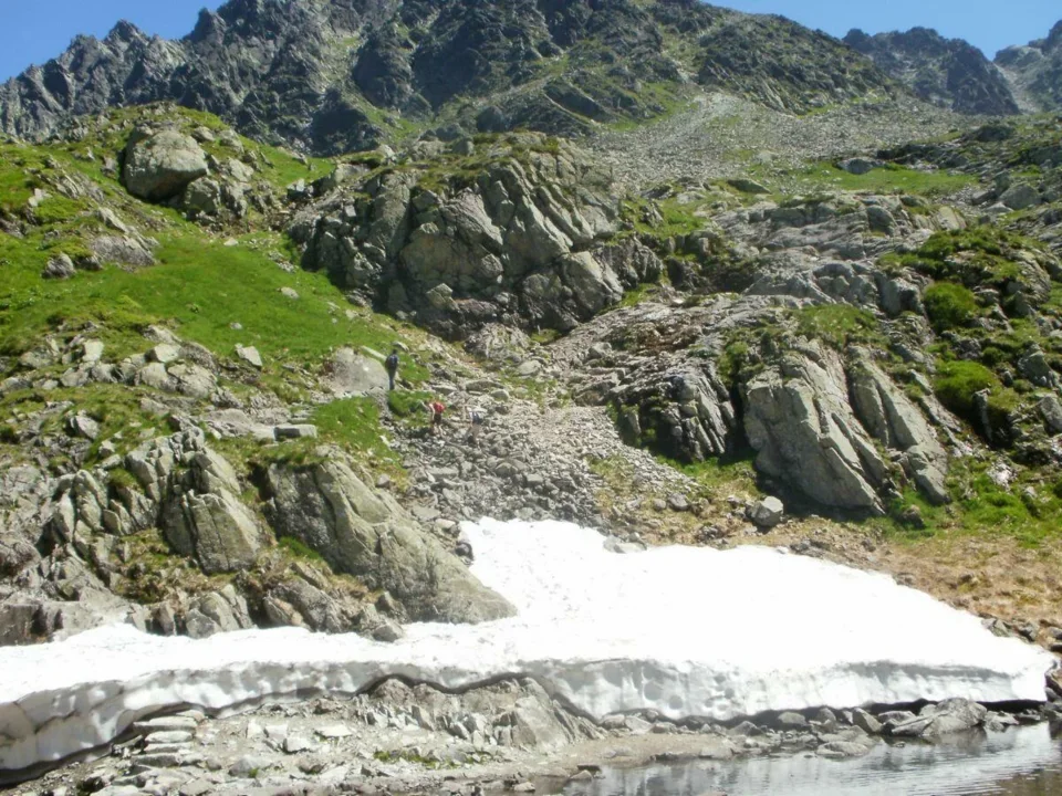 Widok z nad Zmarzłego Stawu Gąsienicowego (1788m n.p.m.) na Granaty i Czarne Ściany (2242m n.p.m. - kulminacja Buczynowej Strażnicy)