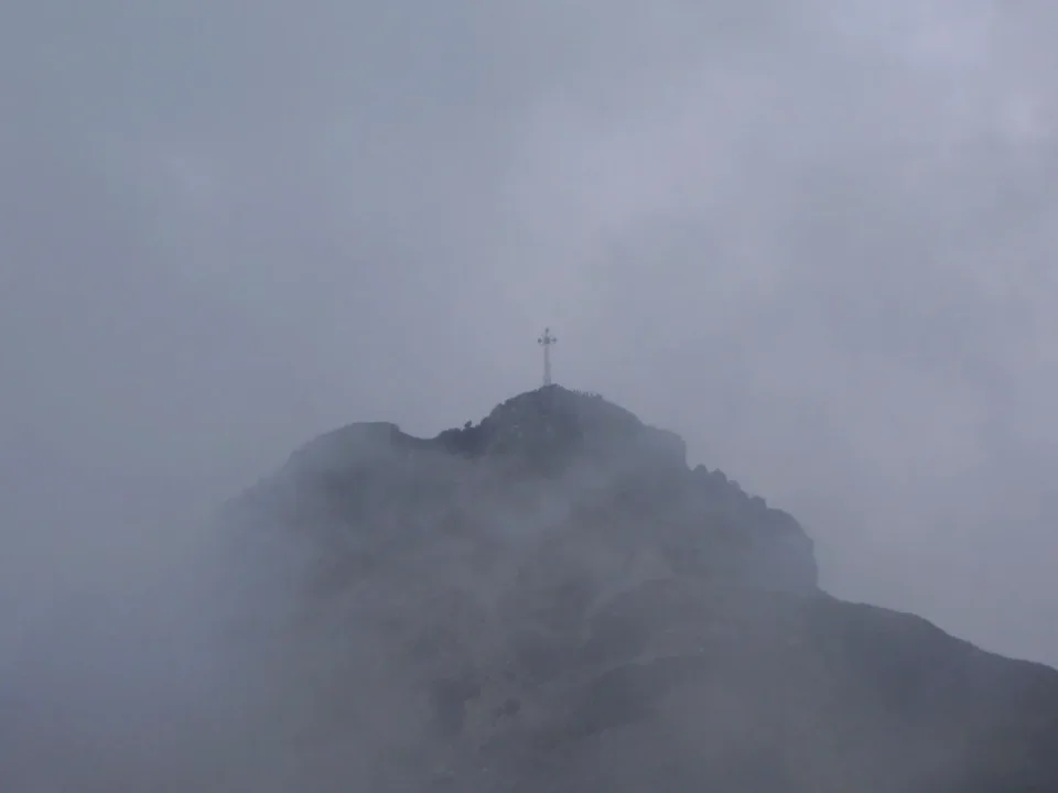 Giewont w chmurach