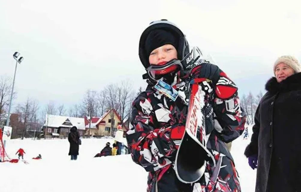 Młodzi zakopiańczycy bardzo lubią jeździć na nartach