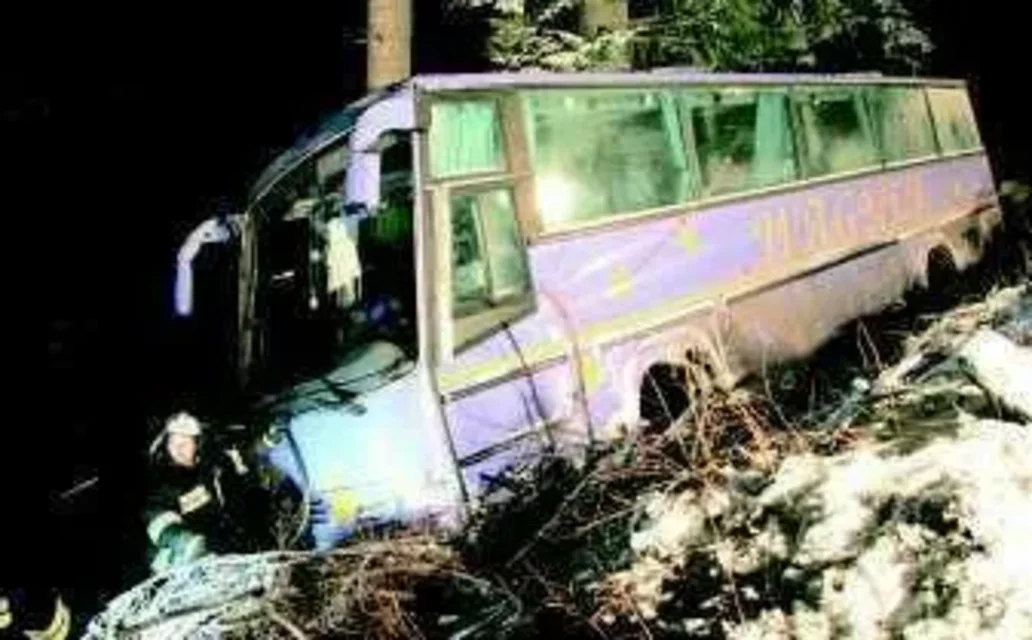 Autobus zawisł nad przepaścią