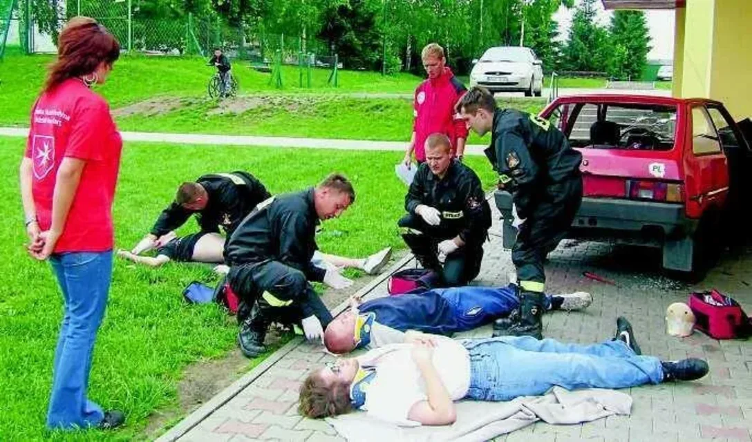 Policjanci, strażacy i pogranicznicy udzielali pomocy m.in. uczestnikom bójki