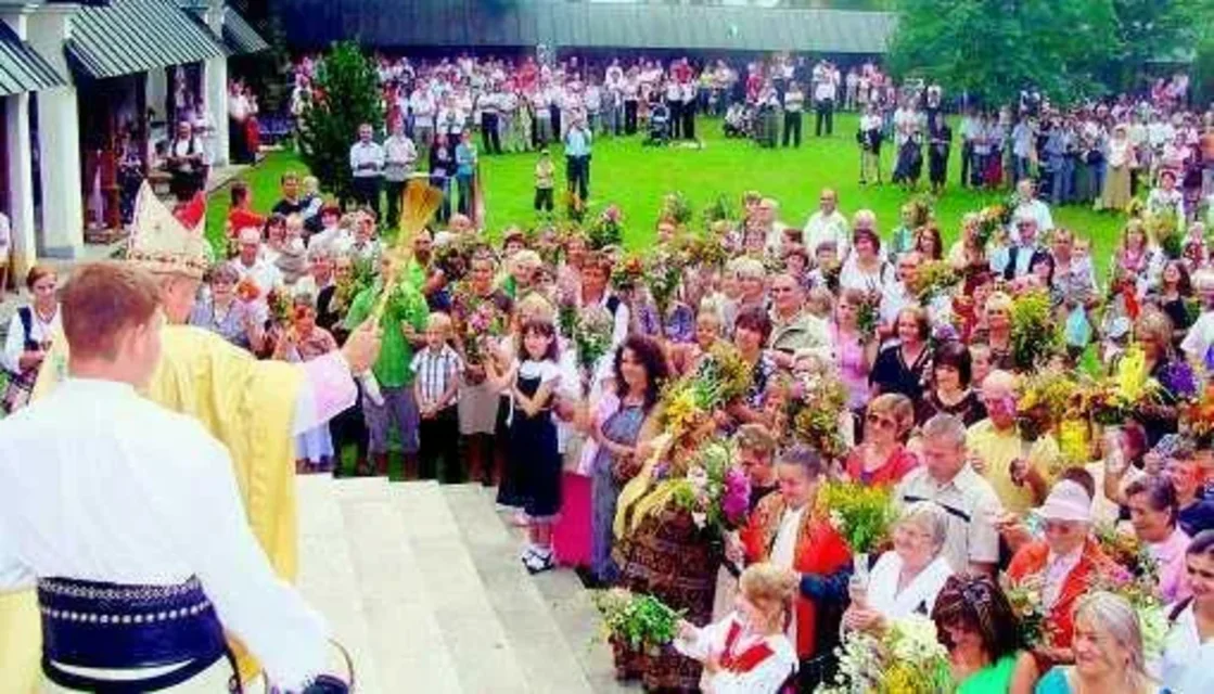 Górale przyszli pokłonić się Ludźmierskiej Pani